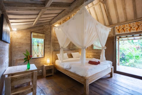 Classic Cabin, 1 King Bed, Garden View, Garden Area | In-room safe, desk, free WiFi, bed sheets