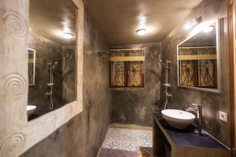 Classic Cabin, 1 King Bed, Garden View, Garden Area | Bathroom | Shower, towels, soap, toilet paper