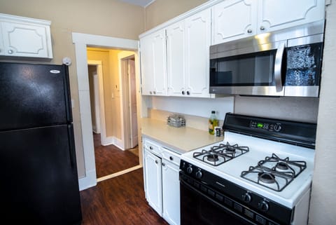 House (2 Bedrooms) | Private kitchen | Microwave, oven, stovetop, dishwasher