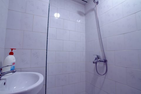 Classic Double Room, 1 Double Bed | Bathroom | Shower, free toiletries, hair dryer, towels