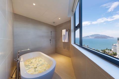 Grand Double Room, Sea View | Bathroom | Combined shower/tub, rainfall showerhead, free toiletries, hair dryer