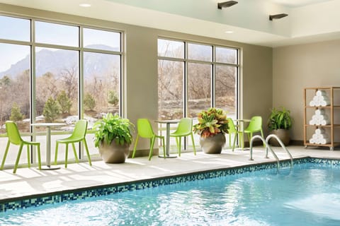 Indoor pool, sun loungers