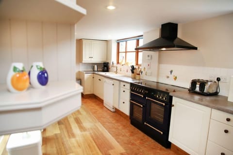 Cottage (The Granary) | Private kitchen | Full-size fridge, microwave, oven, stovetop