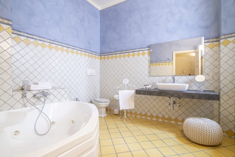 Superior Double Room, Lake View (Smeraldo) | Bathroom | Designer toiletries, hair dryer, slippers, bidet