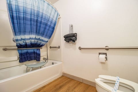 Classic Room, 1 Queen Bed, Accessible | Bathroom | Combined shower/tub, free toiletries, towels, soap