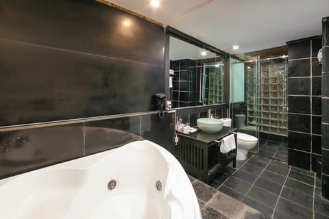 Jacosmo Suite Balcony with Jacuzzi | Bathroom | Combined shower/tub, deep soaking tub, rainfall showerhead