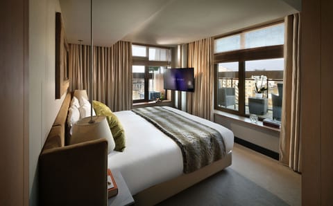 Penthouse Suite | Egyptian cotton sheets, premium bedding, pillowtop beds, minibar