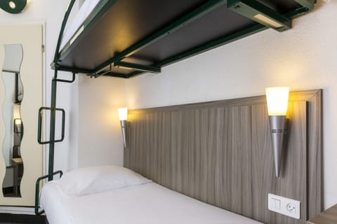 Standard Triple Room | Desk, soundproofing, free cribs/infant beds, free WiFi