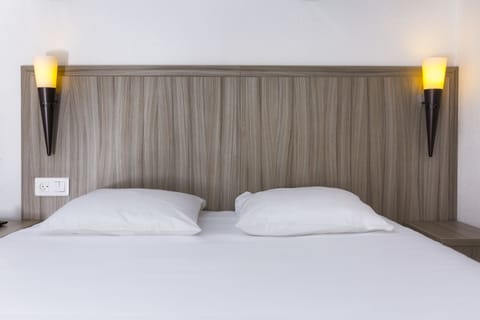 Room | Desk, soundproofing, free cribs/infant beds, free WiFi