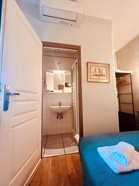 Superior Double Room | Bathroom | Free toiletries, hair dryer, towels, soap