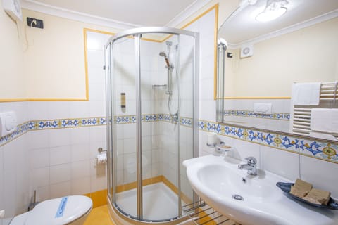 Double Room | Bathroom | Shower, rainfall showerhead, free toiletries, hair dryer