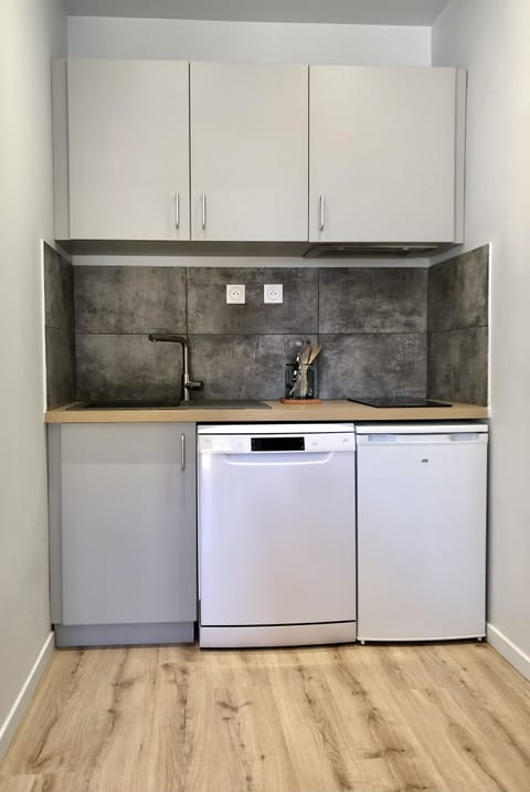 Studio, accessible aux personnes à mobilité réduite, vue jardin, 3 étoiles | Private kitchen | Fridge