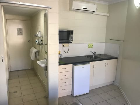 Economy Double  | Private kitchenette | Full-size fridge, microwave, coffee/tea maker, electric kettle