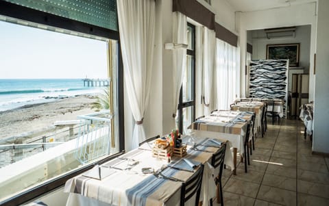 Breakfast, lunch, dinner served; Italian cuisine 