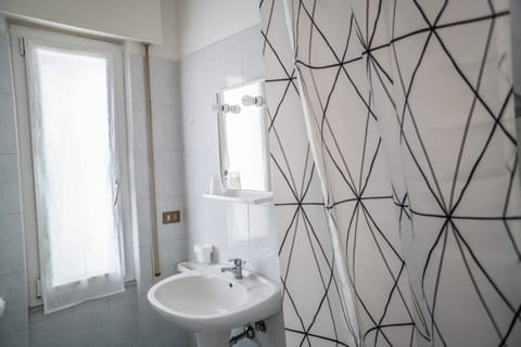 Shower, free toiletries, hair dryer, bidet