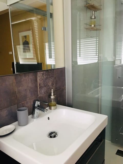 Single Room (Safran) | Bathroom | Shower, hair dryer, bathrobes, slippers