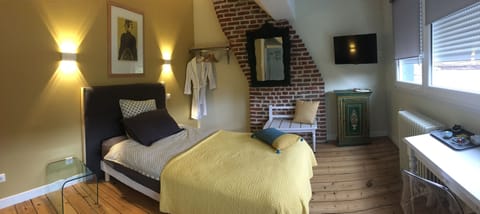 Individually decorated, individually furnished, desk, soundproofing