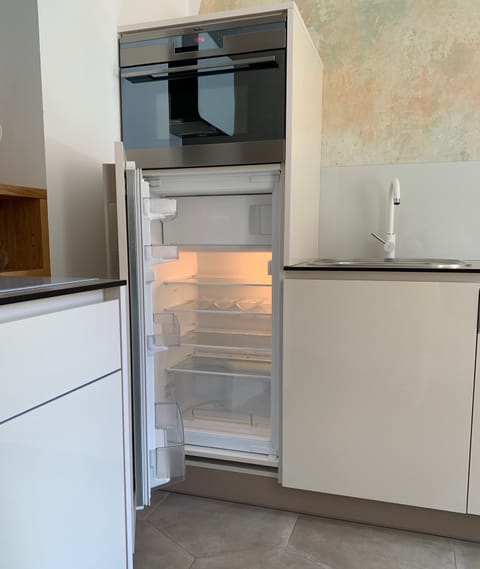 Loft (Loft 5) | Private kitchen | Full-size fridge, microwave, oven, stovetop