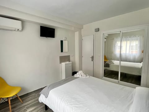 Double Room, Shared Bathroom | Blackout drapes, free WiFi, bed sheets