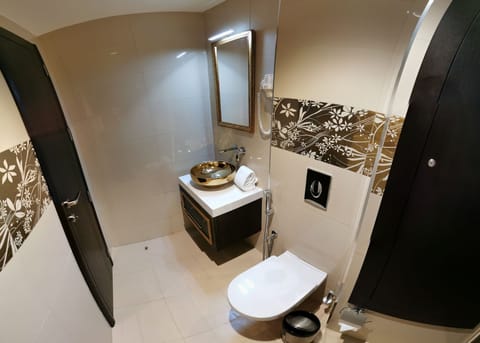 Classic Twin Room | Bathroom | Shower, free toiletries, hair dryer, slippers