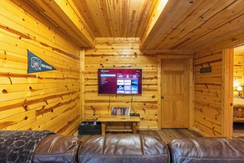 Bobcat Bluff Hocking Hills | Basement Rec Room