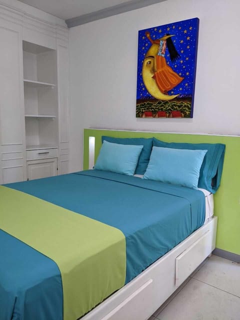 Habitación Mujer Sobre La Luna, ideal para una o dos personas.