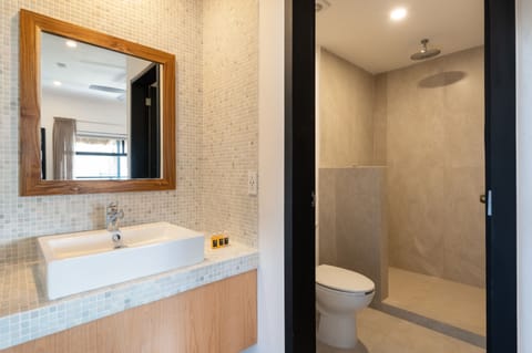 Superior Room, 1 King Bed | Bathroom | Towels