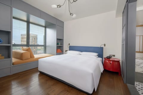 Elite Suite, 1 Queen Bed, Beachside | Premium bedding, down comforters, pillowtop beds, free minibar