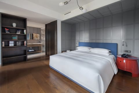 Deluxe Suite | Premium bedding, down comforters, pillowtop beds, free minibar