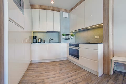 Apartment (B 8) | Private kitchenette | Fridge, oven, dishwasher, electric kettle