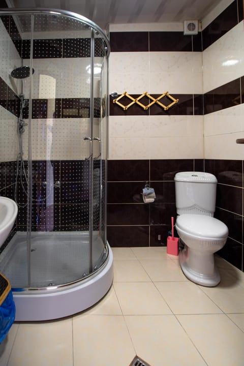 Family Room | Bathroom | Shower, free toiletries, hair dryer, slippers