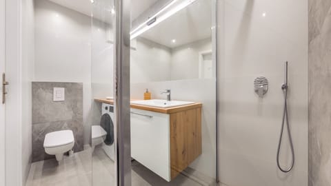 Apartment (55I /14) | Bathroom | Shower, hair dryer, towels, toilet paper