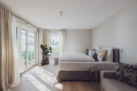 Juniorsuite, Seeblick | In-room safe, free WiFi, bed sheets