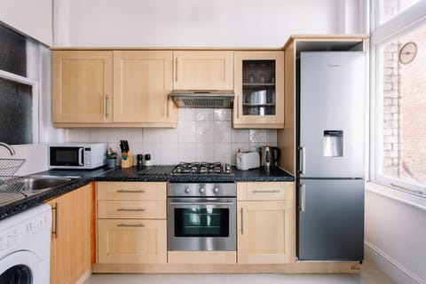 Comfort Apartment (A2) | Private kitchen | Fridge, oven, stovetop, coffee/tea maker