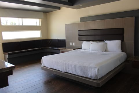 Suite, 1 King Bed | Free WiFi, bed sheets