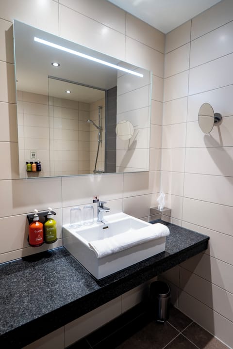 Shower, rainfall showerhead, free toiletries, hair dryer