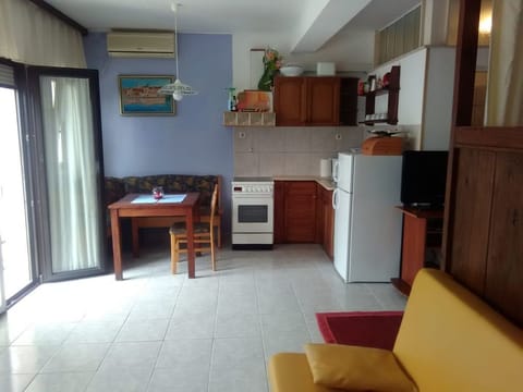 Apartment, Bay View (2) | Private kitchen | Full-size fridge, oven, stovetop, electric kettle