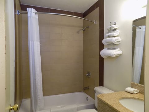 Combined shower/tub, towels