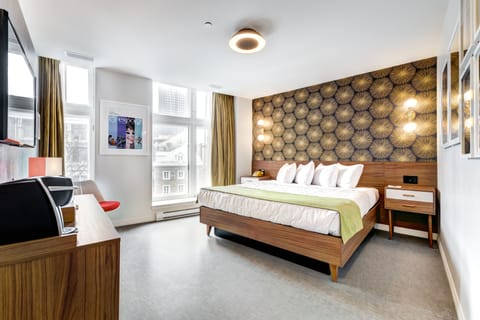 Deluxe Room | Hypo-allergenic bedding, memory foam beds, minibar, in-room safe
