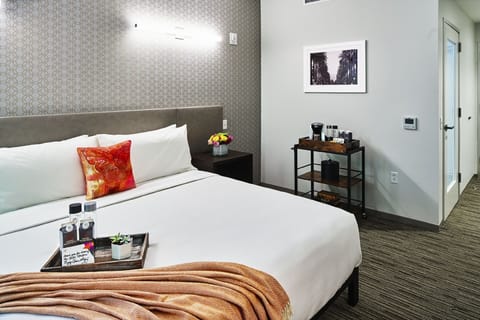 Premium Room, 1 King Bed | Premium bedding, pillowtop beds, in-room safe, individually decorated