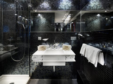 Junior Suite | Bathroom | Free toiletries, hair dryer, slippers