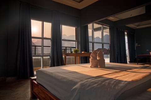 Panoramic Penthouse | Egyptian cotton sheets, premium bedding, down comforters, pillowtop beds