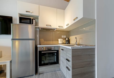 Comfort Room (Panoramic) | Private kitchen | Fridge, microwave, oven, stovetop