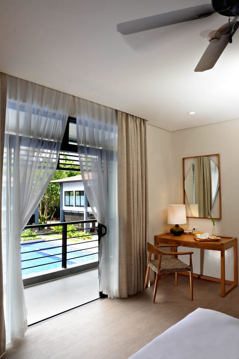 Deluxe Room, Pool View - Queen | Outdoor pool | Outdoor pool, open 6:00 AM to 10:00 PM, free cabanas