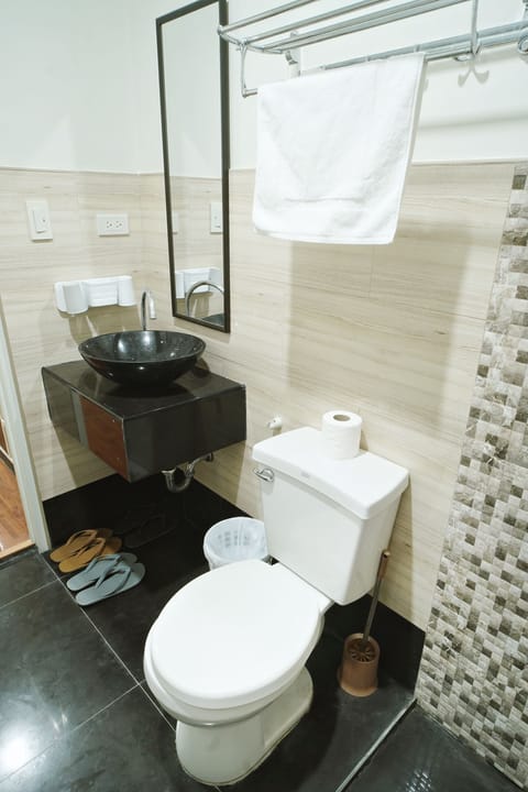 Deluxe Triple Room | Bathroom | Shower, hair dryer, slippers, bidet