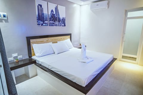 Deluxe King Room | In-room safe, soundproofing, rollaway beds, free WiFi