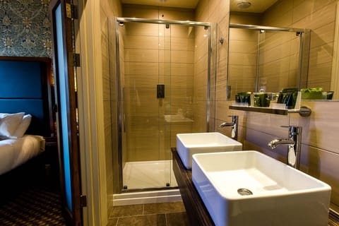 Deluxe Double Room | Bathroom | Free toiletries, hair dryer, towels, soap