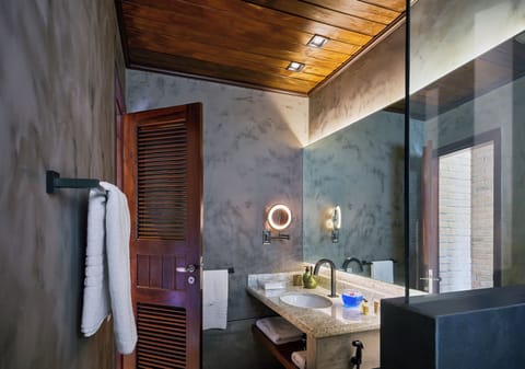 Deluxe Room (Especial) | Bathroom | Designer toiletries, hair dryer, towels, soap