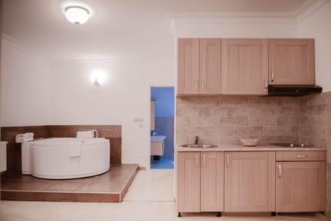 Royal Apartment, Garden View | Bathroom | Bathtub, hair dryer, bathrobes, bidet