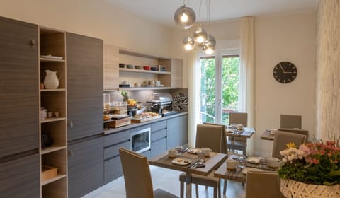 Free daily buffet breakfast